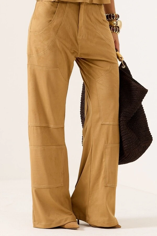 Calça Bolsos Camurça