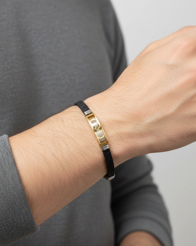 Foto Pulseira de Silicone preta Estrela de David detalhe dourado em Aço