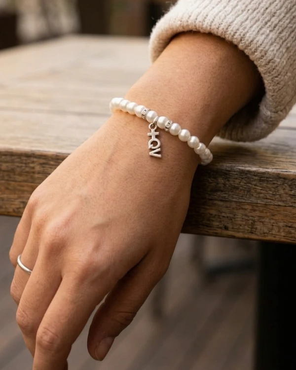 Pulseira de Pérolas com Berloque +QV