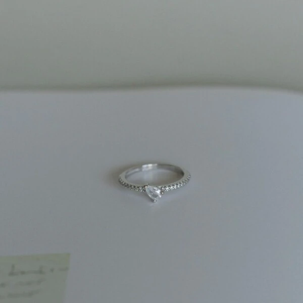 Anel de Prata 925 Gota com Meio Aro Cravejado