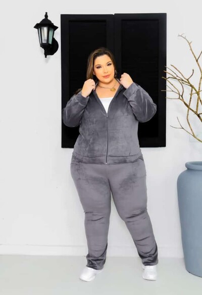 Foto Conjunto Blusa e Calça Pantalona Plush Em Tecido Veludo Com Detalhe Com Bolso Zíper Na Frente Plush