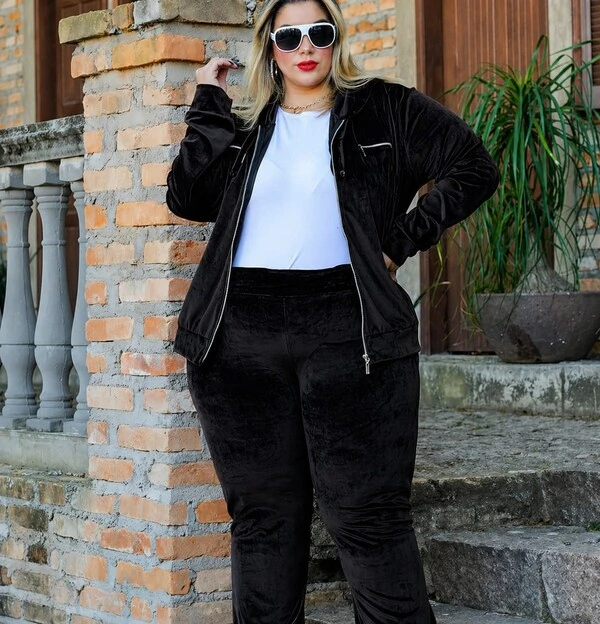 Conjunto Blusa e Calça Pantalona Plush Em Tecido Veludo Com Detalhe Com Bolso Zíper Na Frente Plush