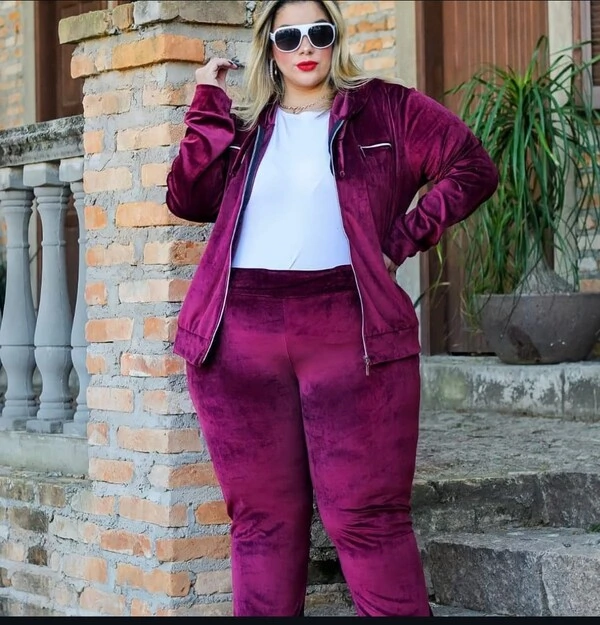 Conjunto Blusa e Calça Pantalona Plush Em Tecido Veludo Com Detalhe Com Bolso Zíper Na Frente Plush
