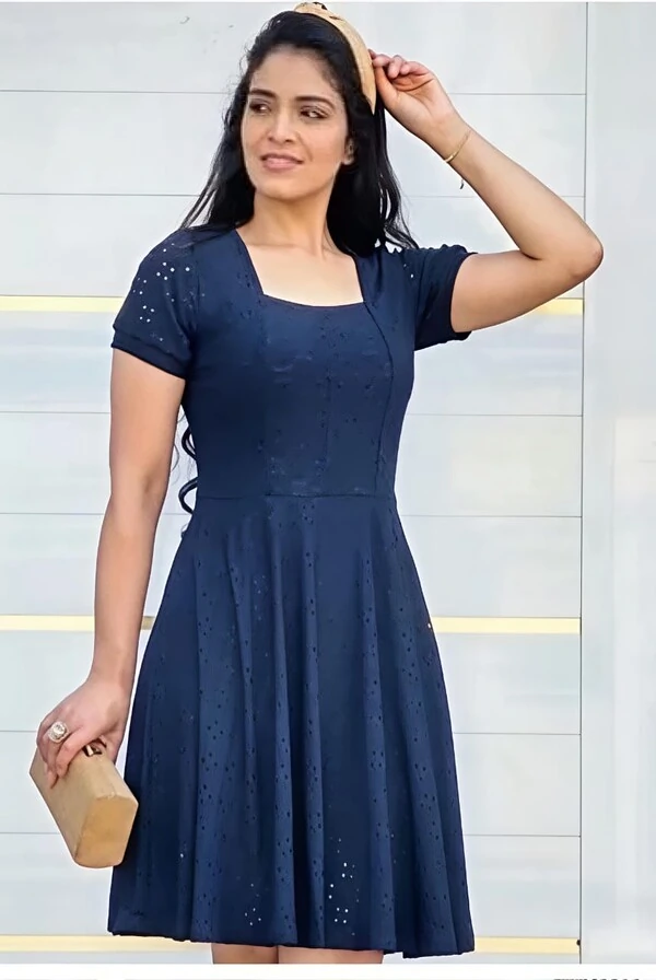 Vestido Evangélica Com Detalhe Na Gola Saia Rodado Forrado Tendência Tecido Lesser EMVIO IMEDIATO