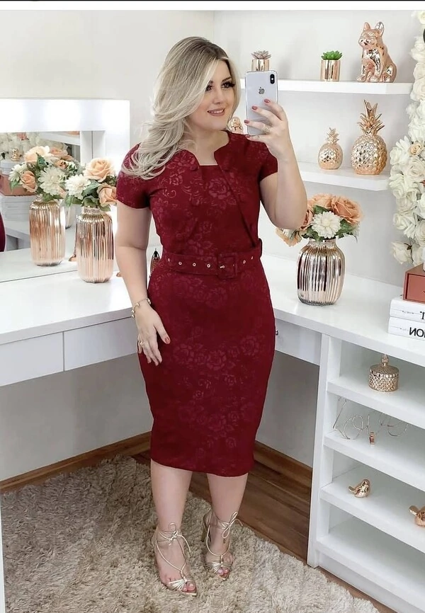 Vestido com detalhe bolero acompanha cinto no tecido jaquar 3D