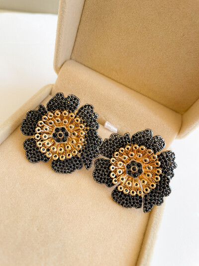 Foto Brinco Dourado Flor Cravejada em Zircônias Pretas