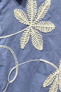 Camisa com bordado floral feminina Kwi