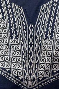 Blusa plus size em malha com bordada Kwi