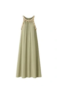 Vestido longo com decote decorado em conchas Kwi