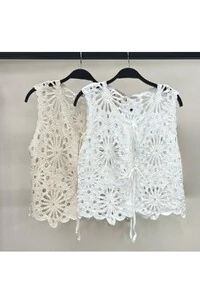 Blusa com amarração floral em crochê Kwi