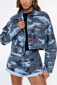 Jaqueta jeans cropped camuflado bordado Animale