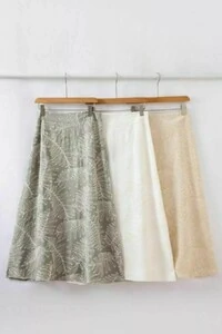 Saia midi com bordado de folhagens Kwi