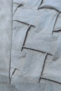 Top acetinado com detalhe trançado no busto Kwi
