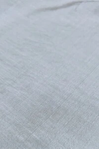 Top acetinado com detalhe trançado no busto Kwi