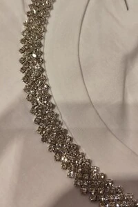 Tshirt em malha com aplicação de strass na gola Kwi
