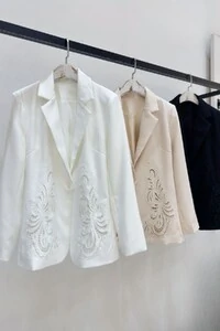 Blazer feminino de alfaiataria bordado Kwi