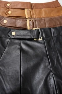 Short feminino courino com cinto Kwi