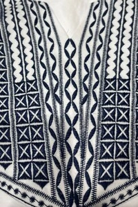 Blusa plus size em malha com bordada Kwi
