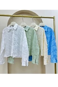 Camisa feminina em revelo floral Kwi