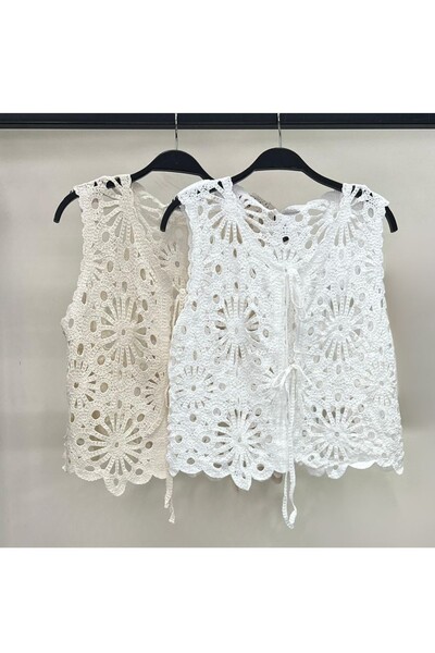 FotoBlusa com amarração floral em crochê Kwi