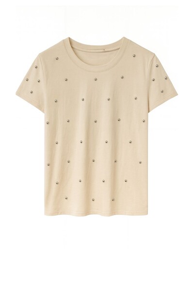 Foto T-shirt feminina com aplicações metálicas Kwi