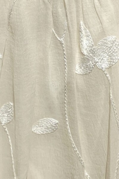 FotoBlusa de alça fina com detalhe bordado Kwi