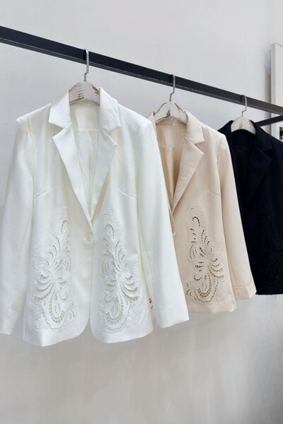 FotoBlazer feminino de alfaiataria bordado Kwi