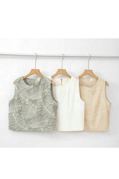 FotoBlusa cropped com bordado de folhagens Kwi