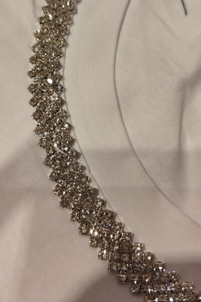 FotoTshirt em malha com aplicação de strass na gola Kwi