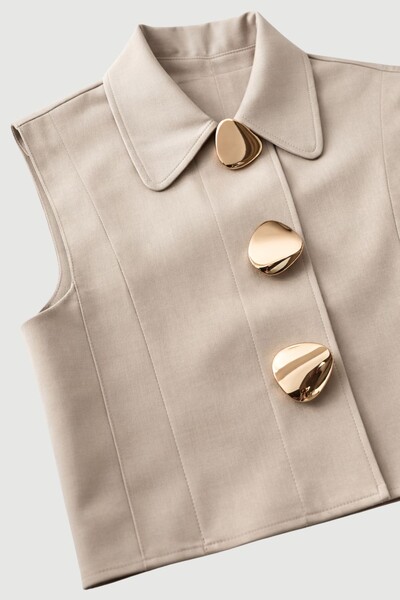 FotoColete alfaiataria com broches orgânicos Kwi