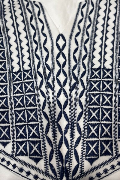 FotoBlusa plus size em malha com bordada Kwi