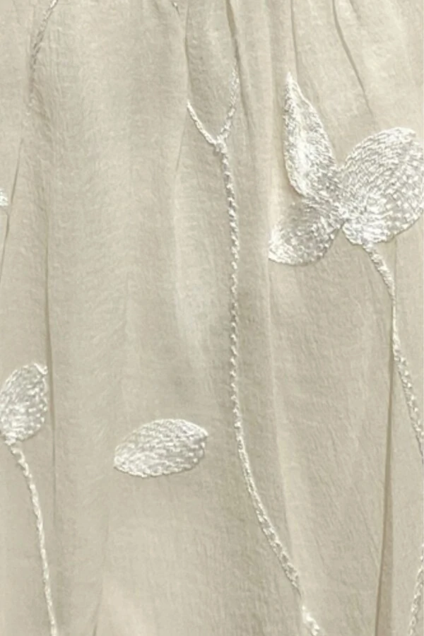 Blusa de alça fina com detalhe bordado Kwi