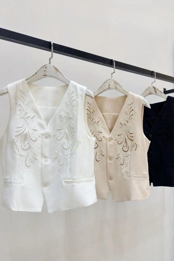 Colete feminino alfaiataria bordado Kwi