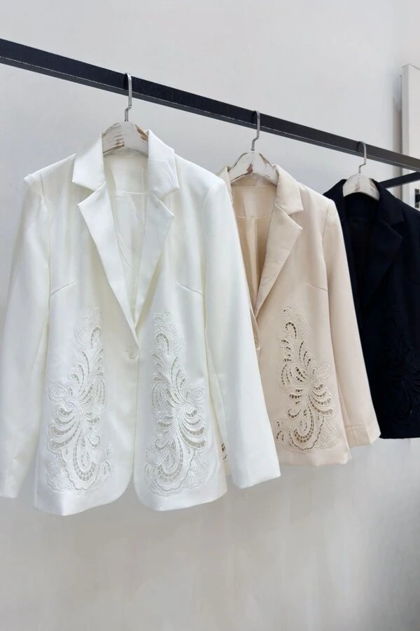 Blazer feminino de alfaiataria bordado Kwi