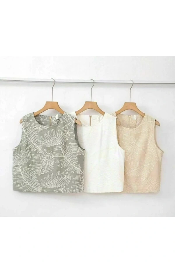 Blusa cropped com bordado de folhagens Kwi