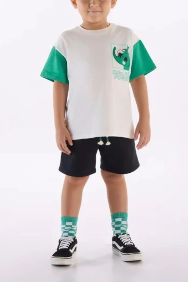 Conjunto camiseta manga curta e bermuda em moletom Três e Já