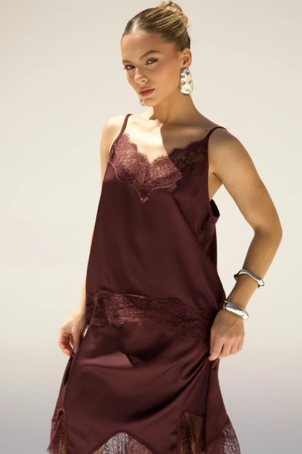 Blusa alcinha com renda na barra Kwi