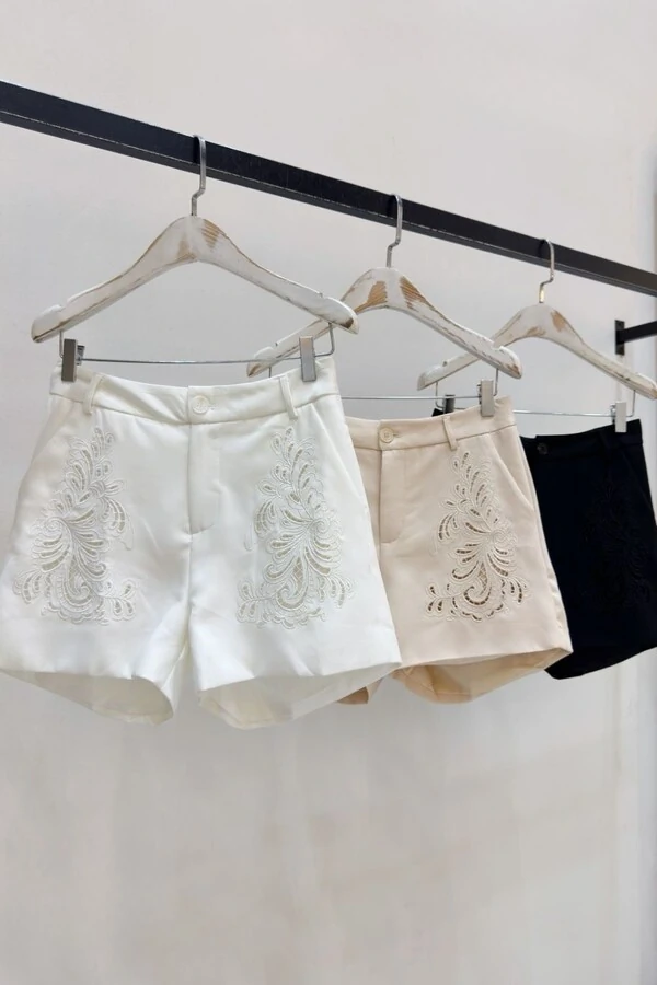 Shorts feminino de alfaiataria bordado Kwi