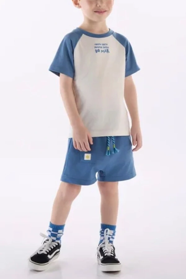 Conjunto camiseta malha e bermuda em moletom Três e Já