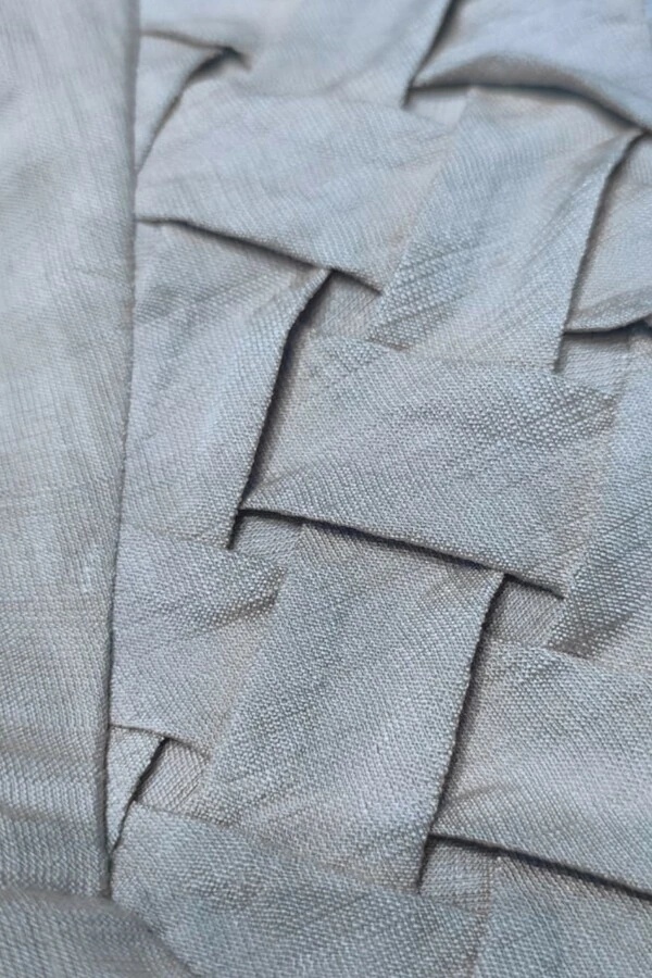 Top acetinado com detalhe trançado no busto Kwi