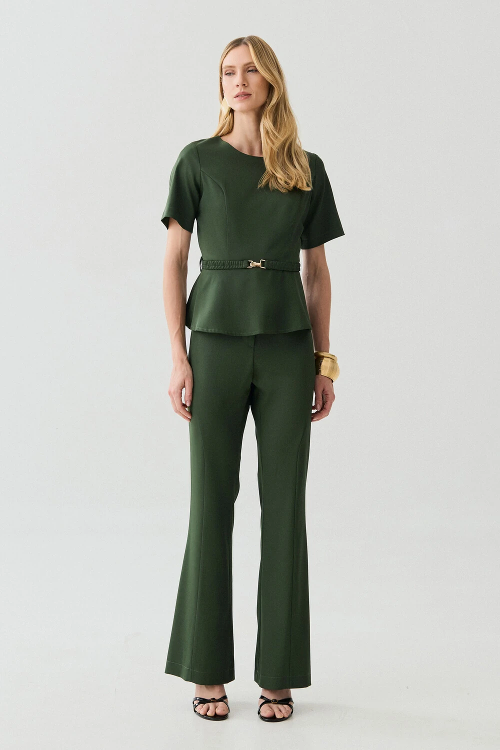 FotoConjunto de Blusa Crop Peplum Recorte Cinto Gold e Calça Flare Recorte