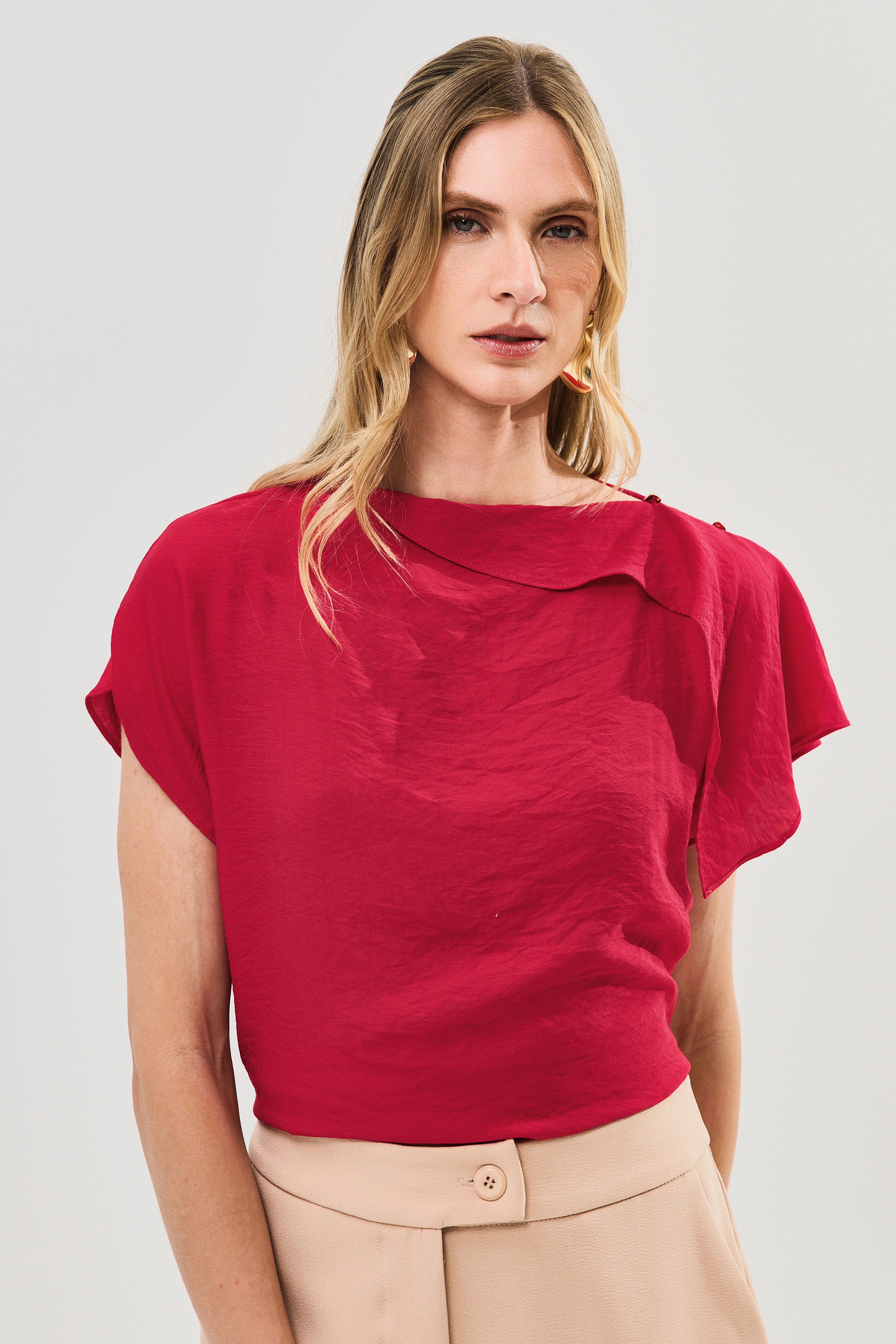Foto Blusa Assimétrica Manga Morcego Gola Fluida Ombro Gold Double