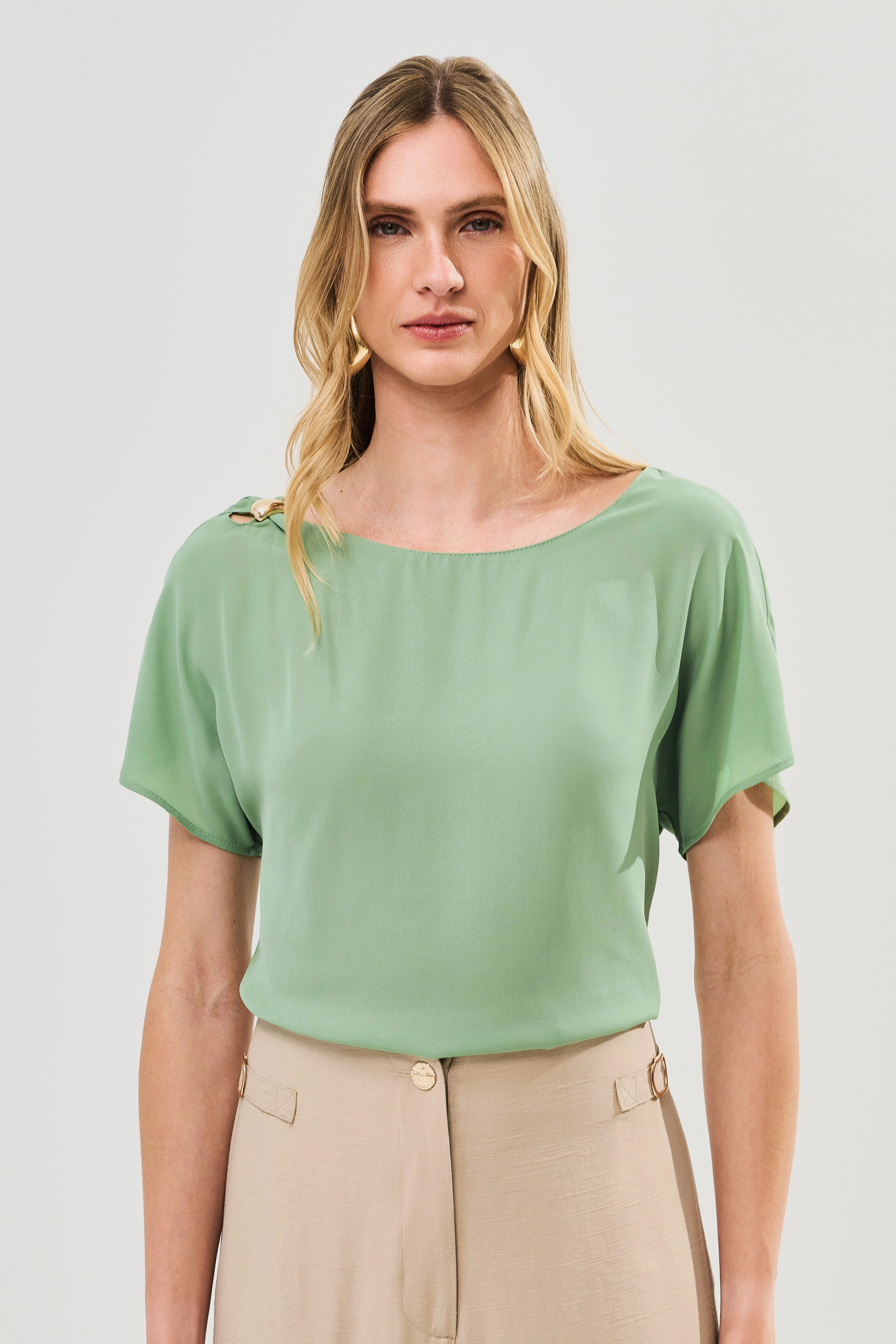 Foto Blusa Manga Morcego Decote Cut Out Gold
