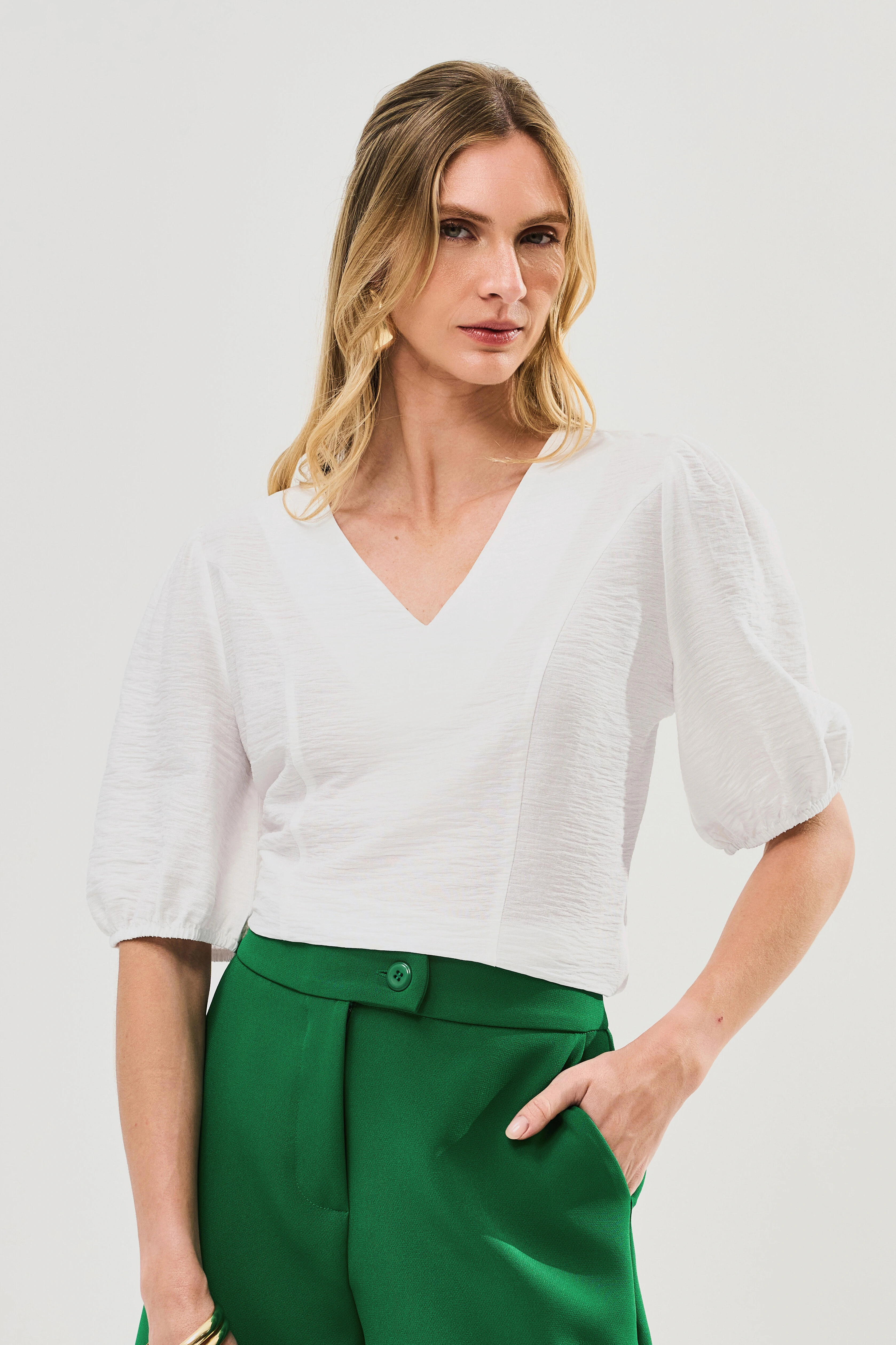 Foto Blusa Manga Elástico Decote V Recortes