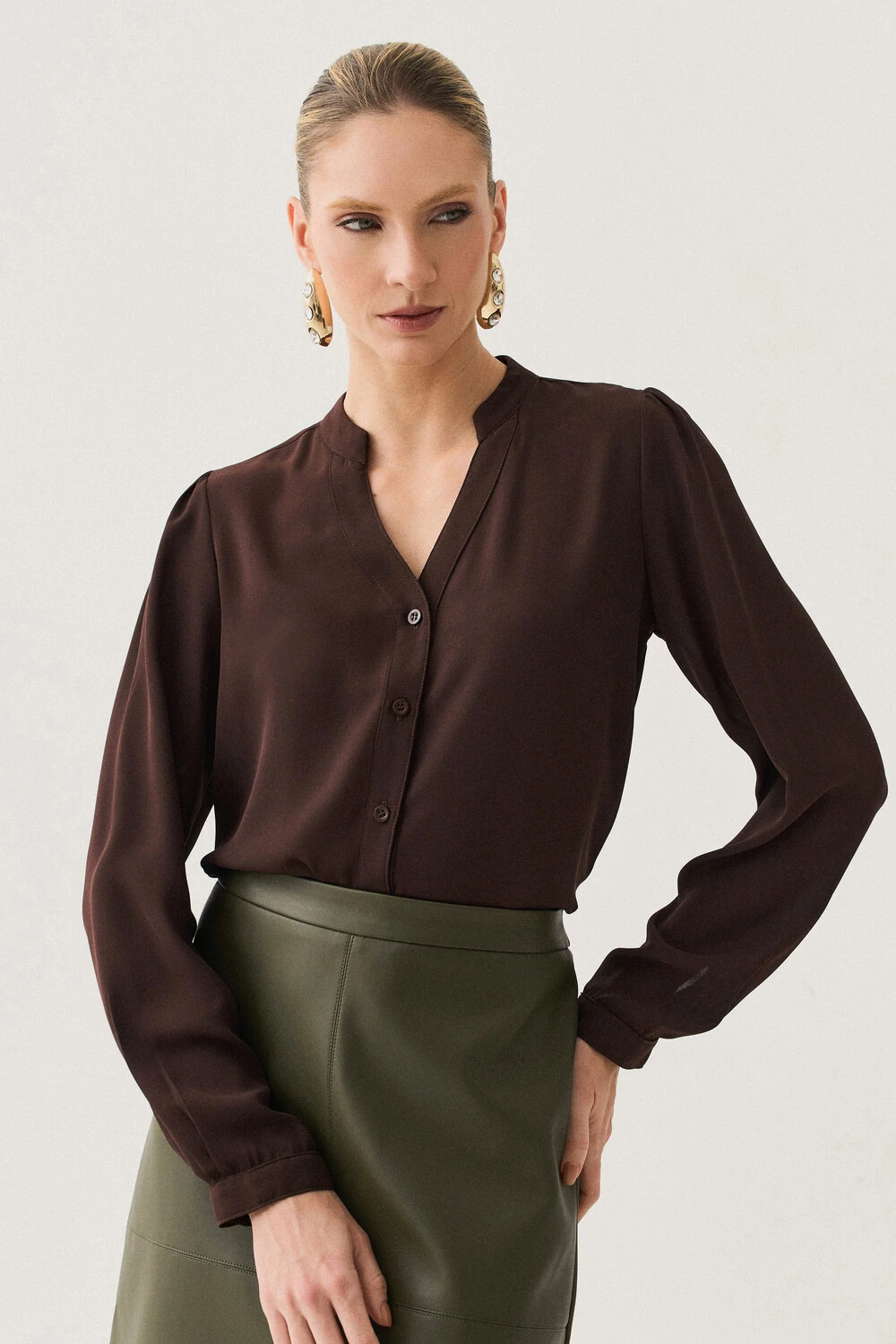 FotoCamisa Manga Longa Punho Gola Baixa Decote v