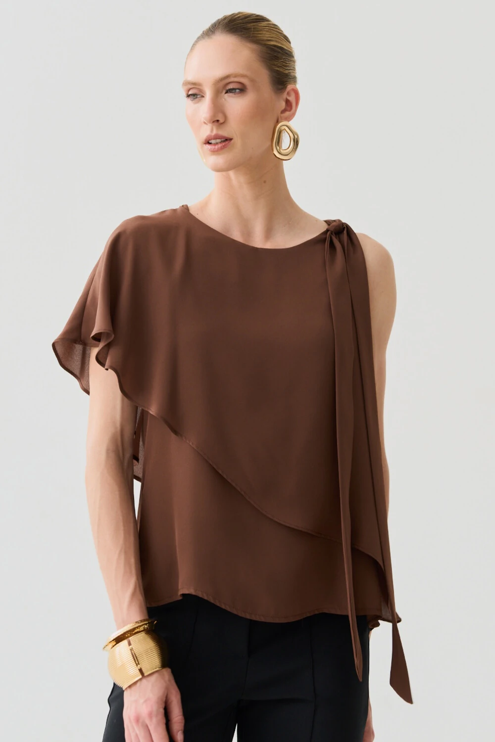 FotoBlusa Assimétrica Dupla Transpassada Um Ombro Só Laço