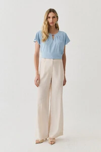 Blusa Manga Morcego Evasê Decote Cut Out Pregas