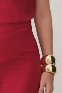 Conjunto Assimétrico de Blusa Manga Morcego Alça Gold e Calça-Saia Reta Pregas