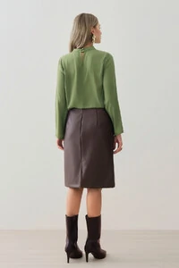 Blusa Assimétrica Manga Longa Evasê Gola Baixa Pregas Ombro Esquerdo