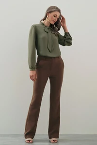CALÇA FLARE DE ALFAIATARIA BOTÃO FORRADO